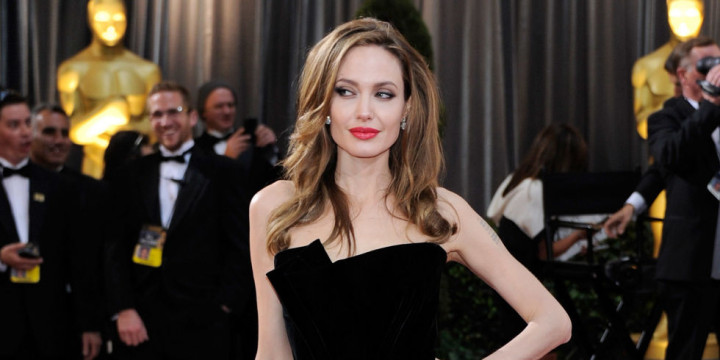 Angelina Jolie Terlibat dalam Film Prekuel Alice dan Peter Pan