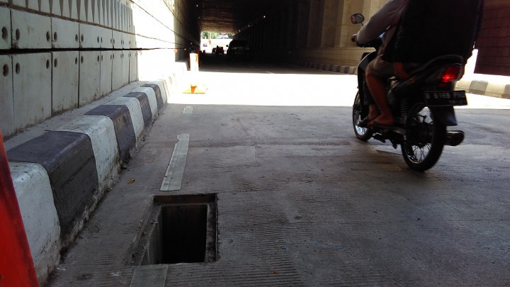 Sandi Kecam Maling Penutup Gorong-gorong <i>Underpass</i> Mampang