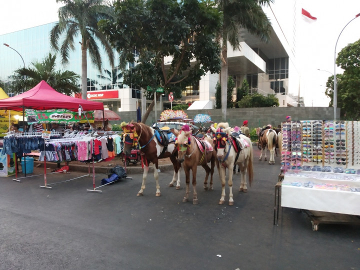Ngabuburit Asyik Sambil Menunggang Kuda