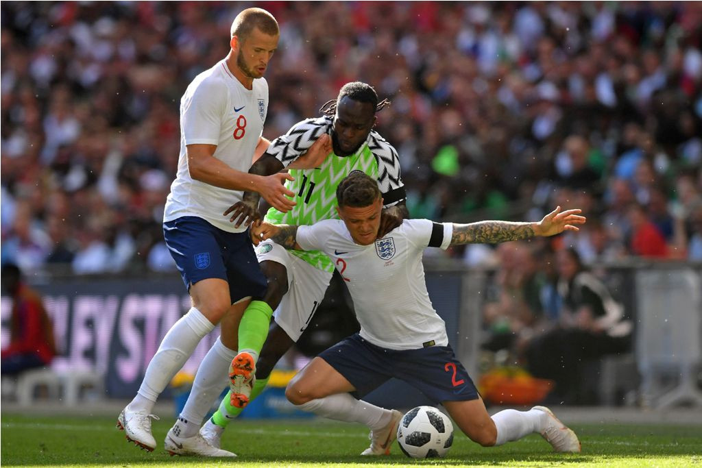 Victor Moses membela Nigeria menghadapi Inggris. (Foto; AFP PHOTO / Ben STANSALL)