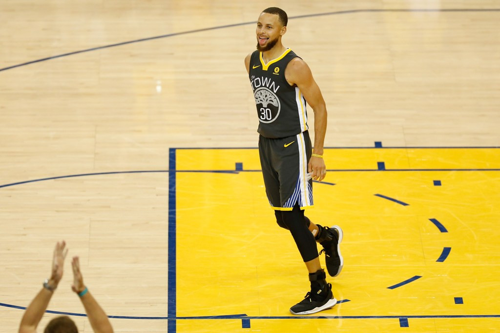 Stephen Curry menjadi bintang kemenangan timnya di game kedua final NBA. (Foto: AFP/Lachlan Cunningham)