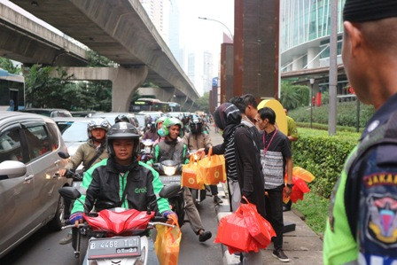 Kuningan City Bagikan Takjil Gratis untuk Pengemudi Ojek Online