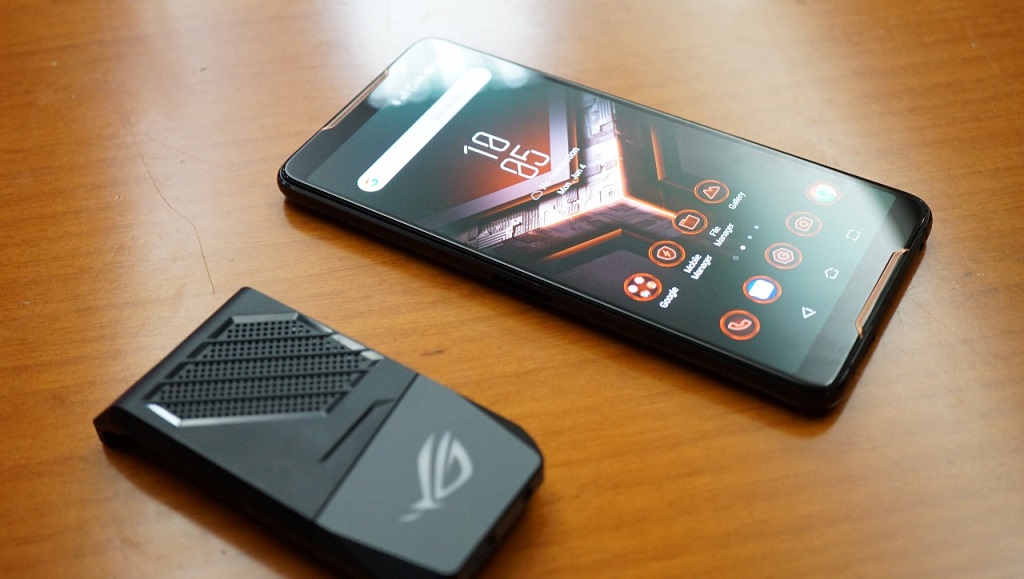 ROG Phone beserta Reroactive Cooler.