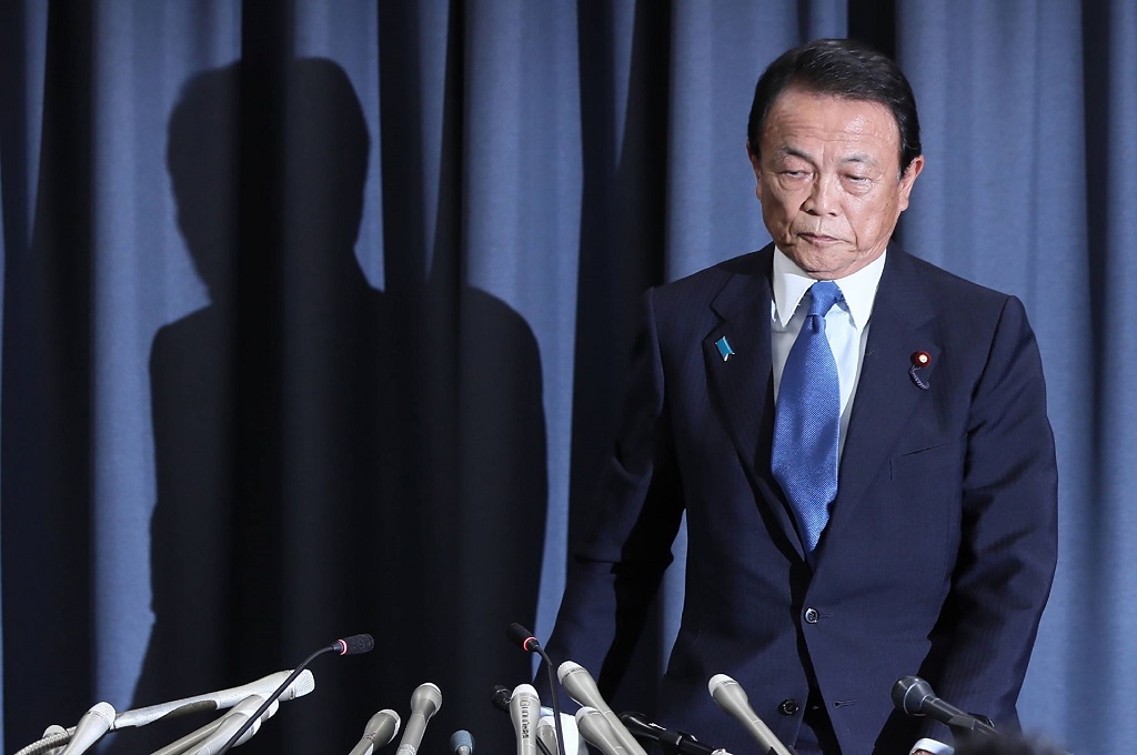 Menkeu Jepang Taro Aso dalam konferensi pers di Tokyo, 4 Juni 2018. (Foto: AFP/JIJI PRESS)