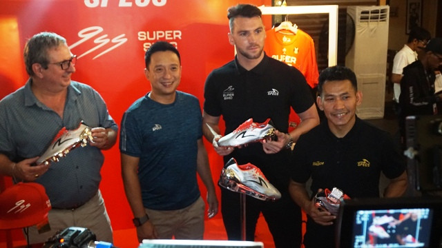 Marko Simic (kedua dari kanan) dengan sepatu 9SS Simic Edition-Medcom.id/Kautsar