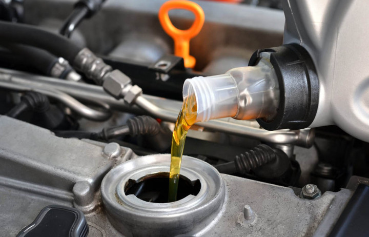 Ganti-Ganti Oli Beda Merek, Amankah?
