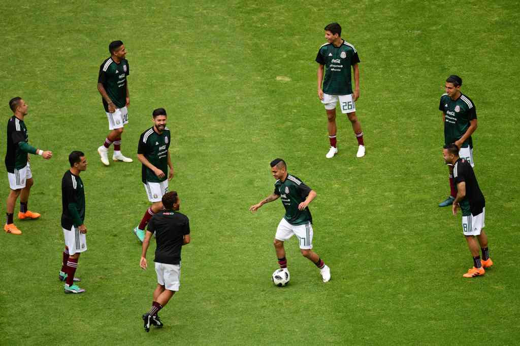 Pemain Meksiko melakukan pemanasan sebelum laga kontra Skotlandia di Stadion Azteca. (Foto: AFP/PEDRO PARDO)