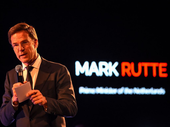 Kopinya Tumpah, PM Belanda <i>Ngepel</i> di Gedung Parlemen