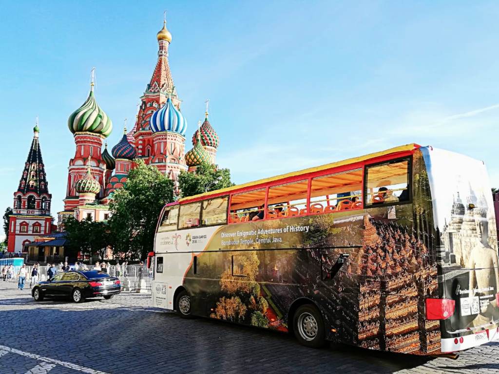Bus Wonderful Indonesia susuri jalanan Moskow. (Foto: Dok. KBRI Rusia).