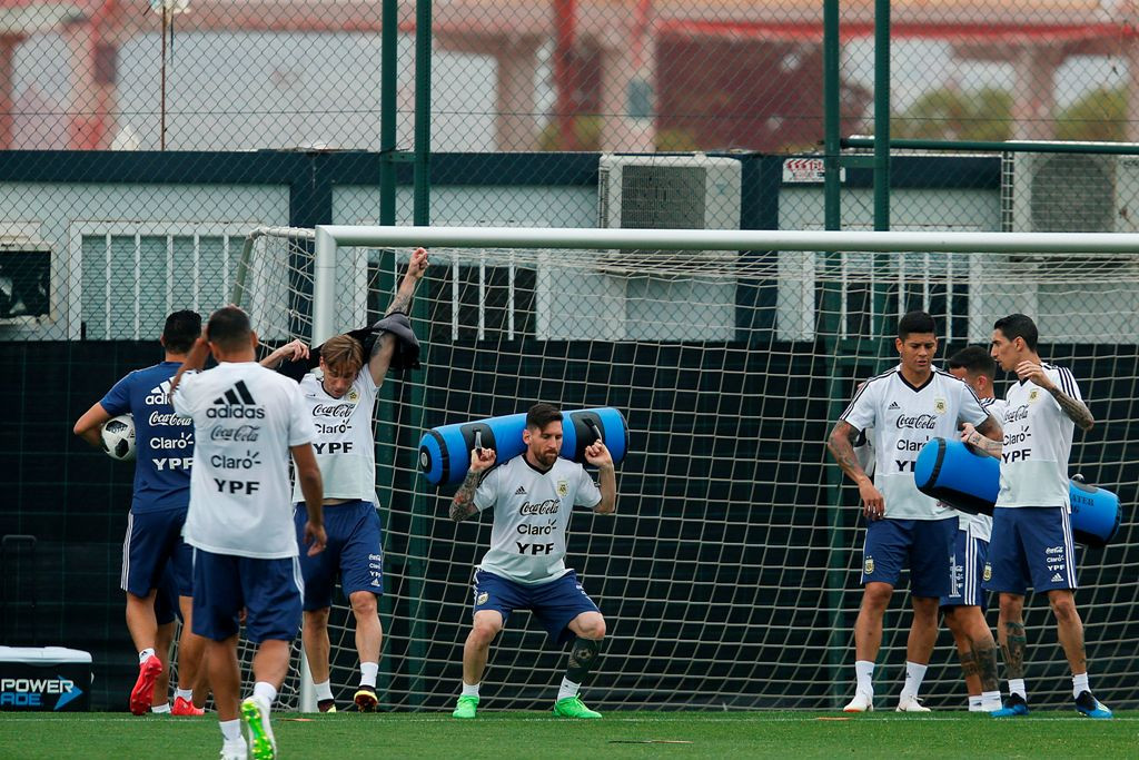 Timnas Argentina sedang melakukan latihann di markas Barcelona. (Foto: AFP/PAU BARRENA)