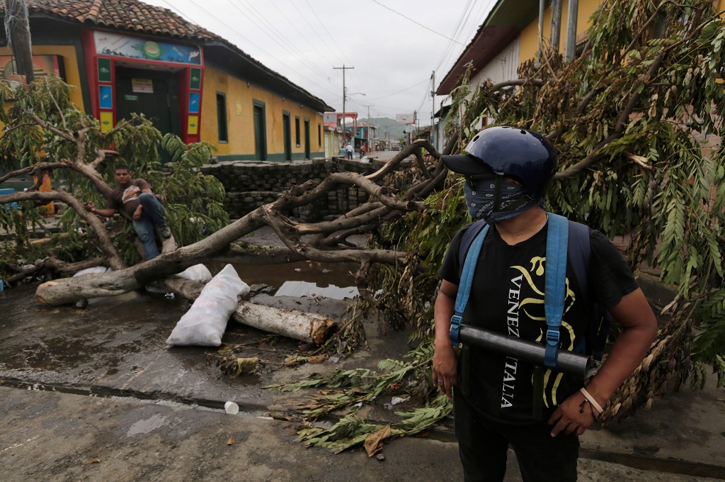 Pengunjuk rasa membuat barikade di kota Masaya, Nikaragua, 5 Juni 2018. (Foto: AFP/INTI OCON)
