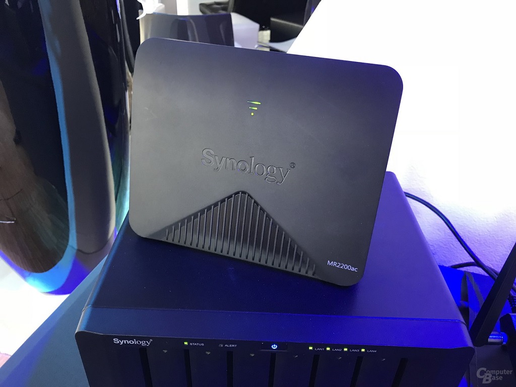 Synology MR2200ac router mesh Wi-Fi.