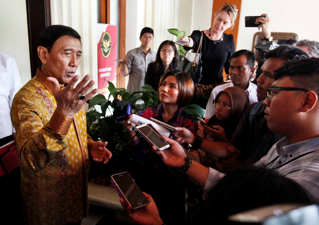 Menko Polhukam Wiranto memberikan keterangan pers seusai pertemuan dengan Menteri Dalam Negeri Australia Peter Craig Dutton. Foto: MI/Rommy Pujianto.