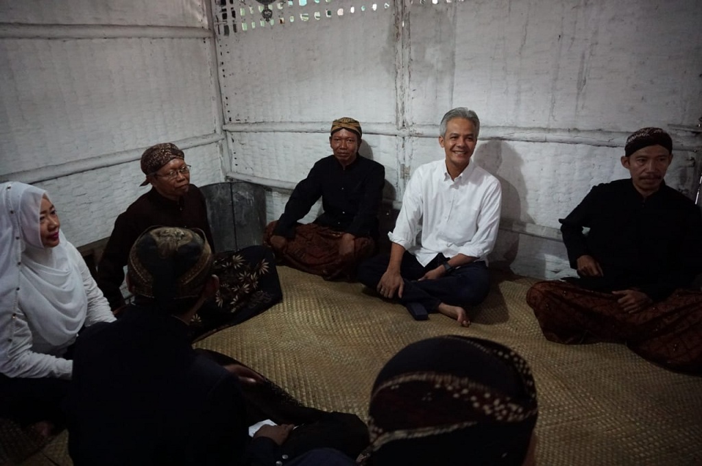 Ganjar Pranowo berbincang dengan penghayat Pasemuan Rumah Adat Daunlumbung di Cilacap, Rabu, 6 Juni 2018, dok: istimewa