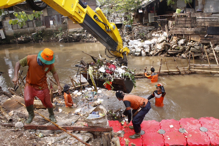 Antisipasi Banjir, Sampah Kali Krukut Dikeruk