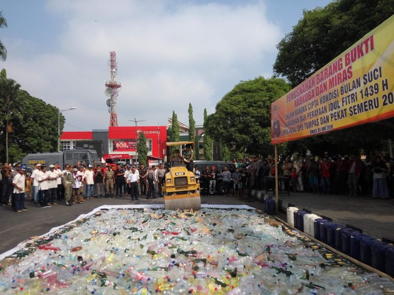 Ribuan botol miras dan narkoba dimusnahkan oleh Polres Jember, Rabu 6 Juni 2018.
