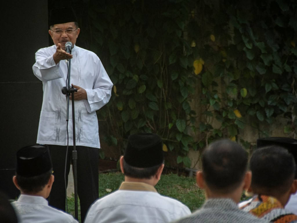 Wakil Presiden Jusuf Kalla memberikan sambutan saat menghadiri buka puasa bersama dalam Silahturahmi Nasional Partai Golkar di Jakarta, Jumat (1/6). (Foto: Antara/Aprillio Akbar).
