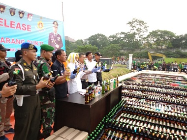 Puluhan Ribu Botol Miras Hasil Razia Ramadan Digilas