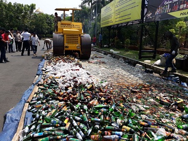 Ribuan Botol Miras Dimusnahkan di Bekasi