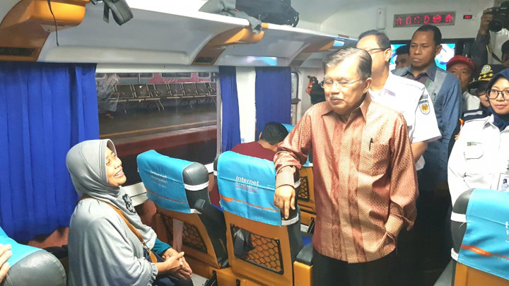 Wapres Sapa Pemudik di Stasiun Gambir