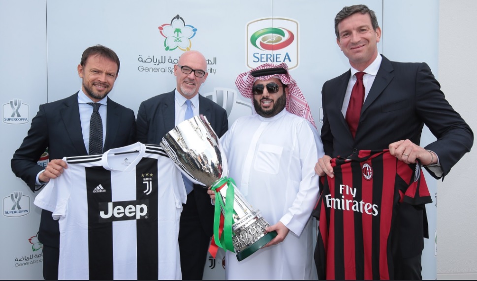 Ketua GSA, Turki Al-Shiekh (kedua dari kanan) menandatangani kontrak tuan rumah Supercoppa Italia dengan CEO Serie-A, Marco Bruneli. (Foto: GSA)