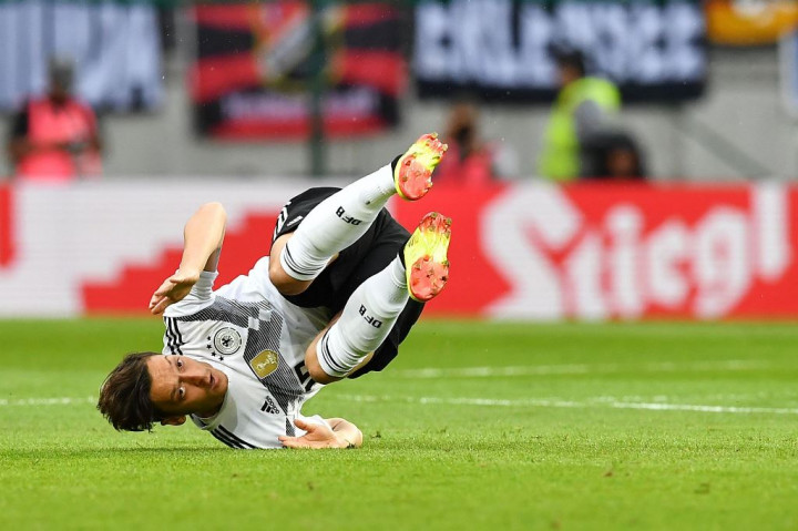 Cedera Masih Menghantui Mesut Oezil