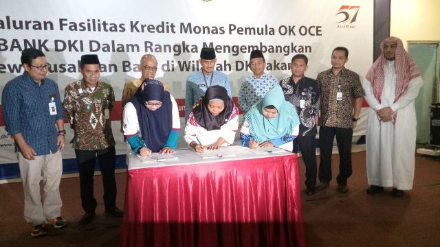 Wakil Gubernur DKI Jakarta Sandiaga Uno memperhatikan proses penyaluran kredit kepada warga anggota Gerakan OK OCE di Jakarta Timur