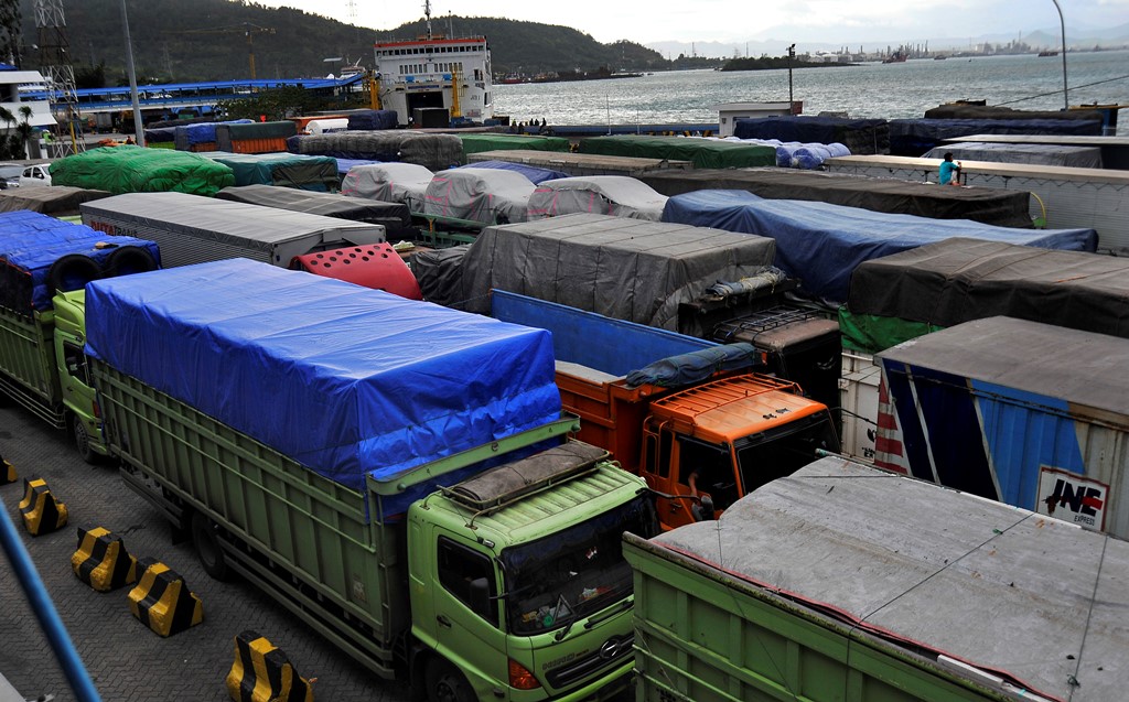 Ratusan kendaraan yang akan menyebrang ke Sumatera antre memadati Dermaga Pelabuhan Merak. (ANT/ASEP FATHULRAHMA)