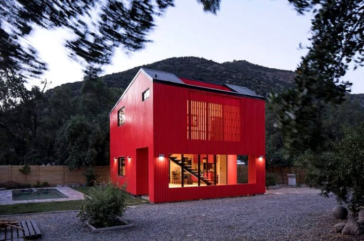 Villa Merah di tengah lembah