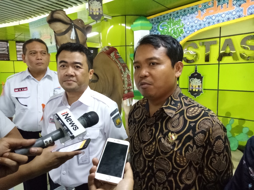 Ketua KPAI Susanto (kanan) dan Kepala PT KAI Daerah Operasi I Jakarta Dadan Rudiansyah (kiri). Foto: Medcom.id/Siti Yona Hukmana.