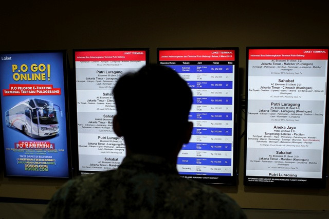 Petugas melihat layar yang menampilkan jadwal keberangkatan bus di Anjungan Tiket Mandiri Terminal Pulo Gebang,. Foto: Antara/Dhemas Reviyanto