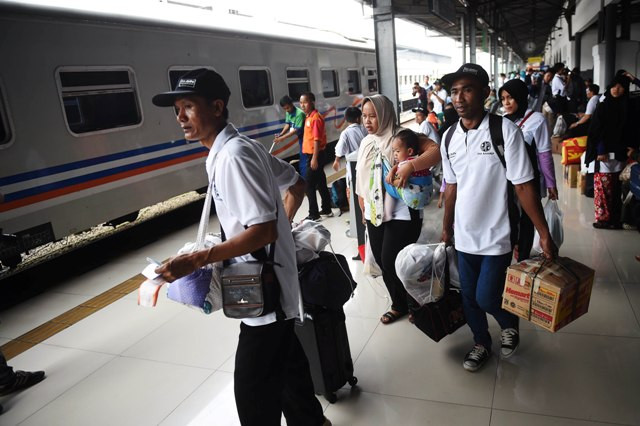 Pemudik Lewat Kereta Api Mulai Padati Cirebon