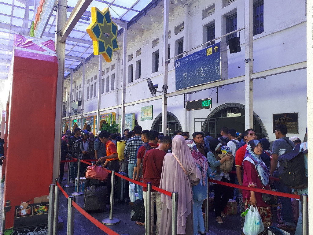 Penumpang menunggu di Stasiun Gambir - Medcom.id/Faisal Abdalla. 