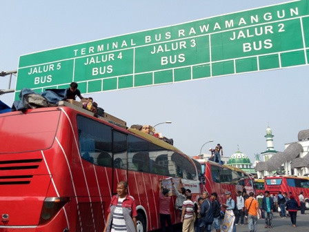 Terminal Rawamangun Dipadati Pemudik Tujuan Padang