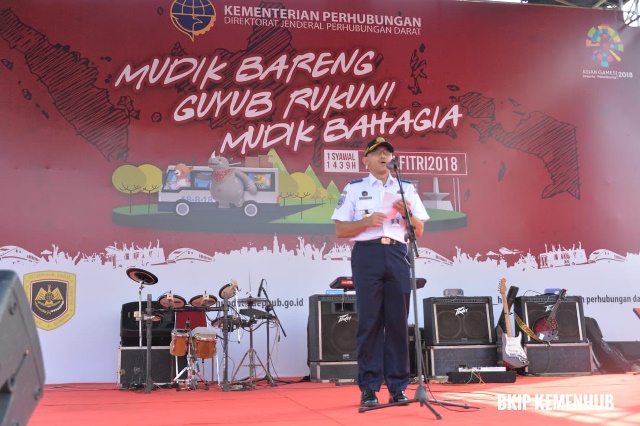 Sekretaris Jenderal Kemenhub Djoko Sasono dalam pelepasan 218 unit bus yang memberangkatkan 9.810 pemudik secara gratis di halaman Monas, Jakarta. Foto: Dok. Biro Komunikasi dan Informasi Publik Kemenhub
