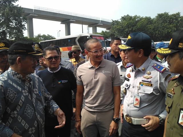 Wakil Gubernur DKI Jakarta Sandiaga Salahuddin Uno (tengah) mengecek kesiapan mudik lebaran di Terminal Kampung Rambutan, Jakarta. Foto: Nur Azizah/Medcom.id