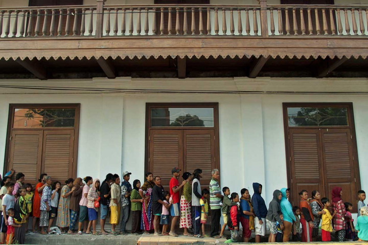 Ratusan Warga Antre Pembagian Zakat di Semarang