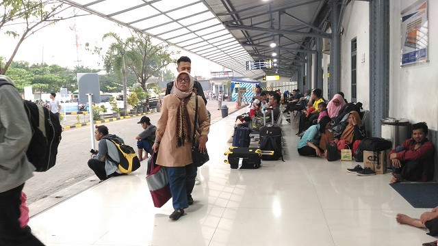 Ilustrasi--Pemudik di di Stasiun Semarang Poncol--Medcom.id/Mustholih