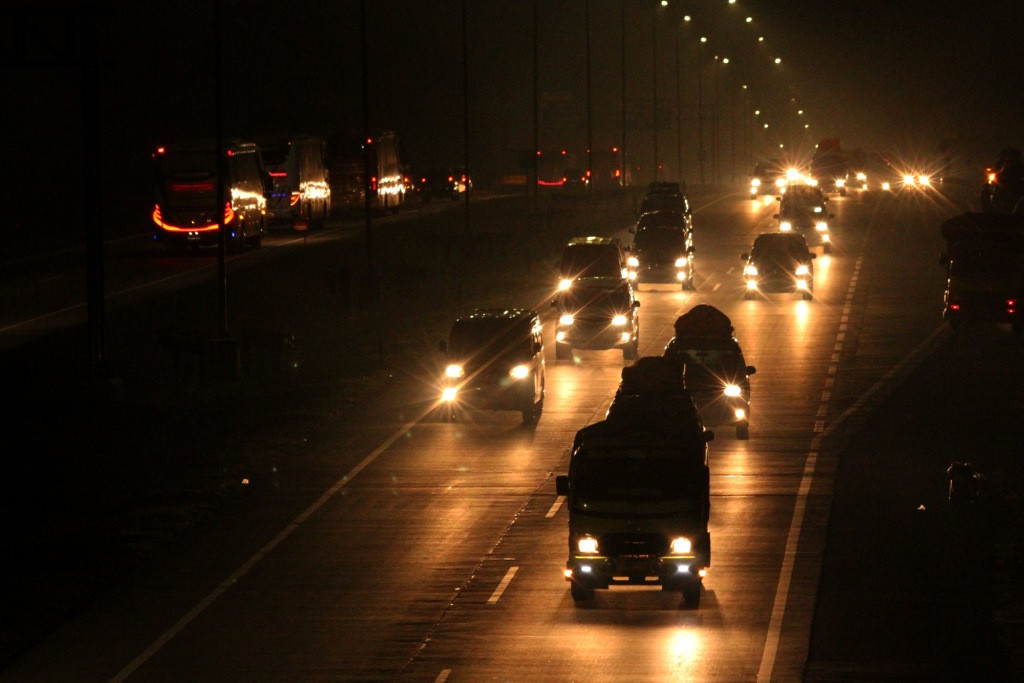 Pengendara melintasi ruas jalan Tol Jakarta-Cikampek, di Cikopo, Purwakarta, Jawa Barat. Foto: Antara/Risky Andrianto.