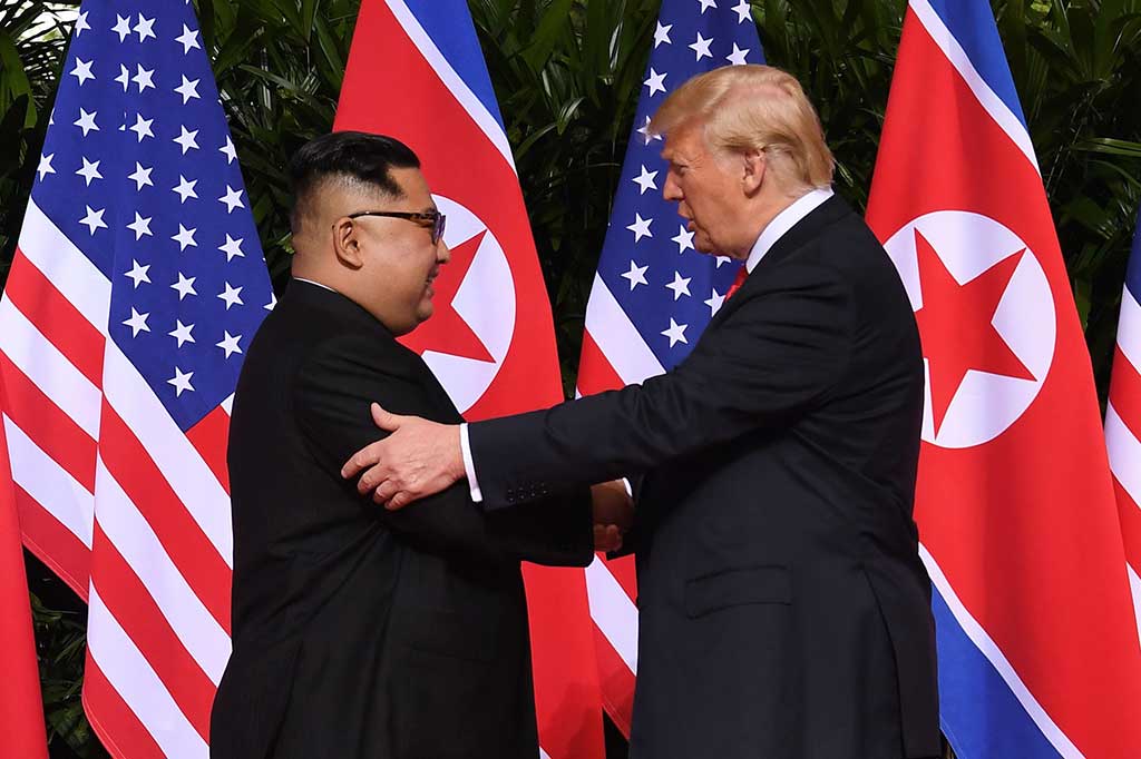 Jabat Tangan Bersejarah Trump-Kim Jong Un
