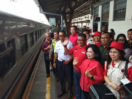 Sekjen PDI Perjuangan Hasto Kristiyanti melepas pemudik dari Stasiun Pasar Senen/Medcom,id/Whisnu