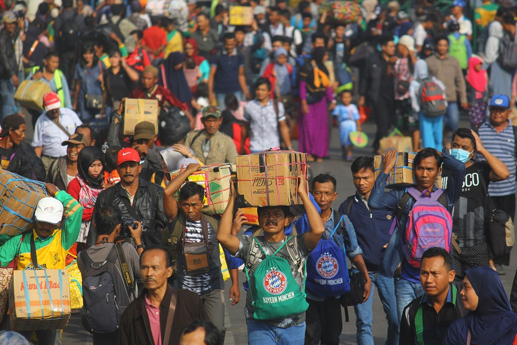 Sejumlah pemudik turun dari Kapal Pelni KM Labobar saat tiba di Pelabuhan Tanjung Perak, Surabaya, Jawa Timur. (Foto: ANTARA/Moch Asim)