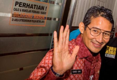 Wakil Gubernur DKI Jakarta Sandiaga Uno saat memasuki ruangan pemeriksaan di Polda Metro Jaya. Foto: Antara/Galih Pradipta.