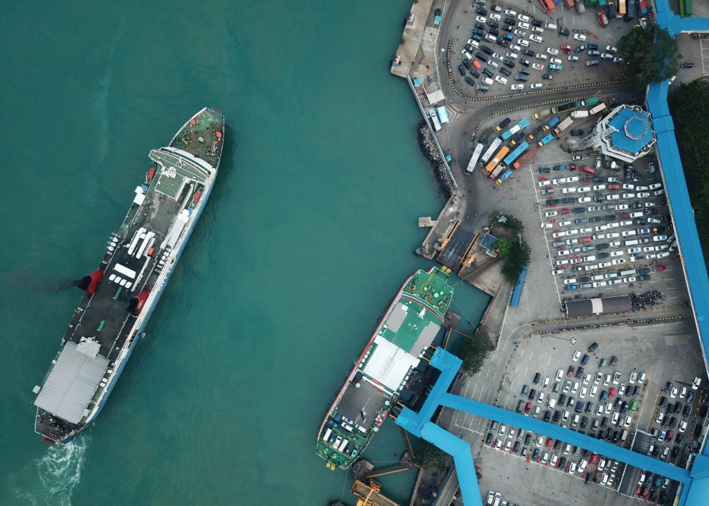 Ratusan kendaraan pemudik mengantri memasuki kapal di Pelabuhan Merak, Cilegon, Banten. Foto: Antara/Akbar Nugroho Gumay.