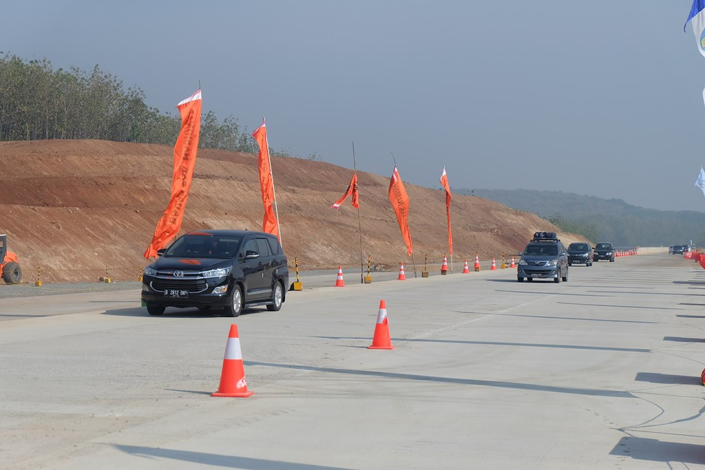 Sejumlah pemudik melintasi jalur fungsional Semarang - Batang, Selasa, 12 Juni 2018. (Foto: Budi Arista R)
