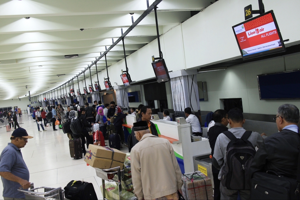 Penumpang pesawat check-in di Terminal 1B Bandara Soekarno-Hatta, Cengkareng. Foto: MI/Sumaryanto.