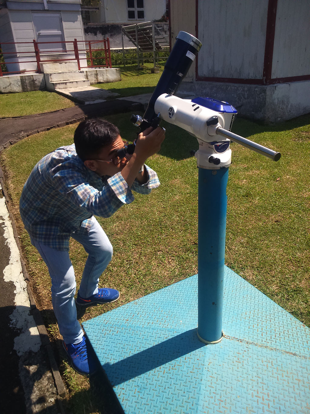 Salah seorang peneliti Observatorium Bossch Lembang sedang mencoba teleskop yang akan digunakan untuk pengamatan hilal Ramadan 1437 Hijriah/2016, MI/Depi Gunawan.