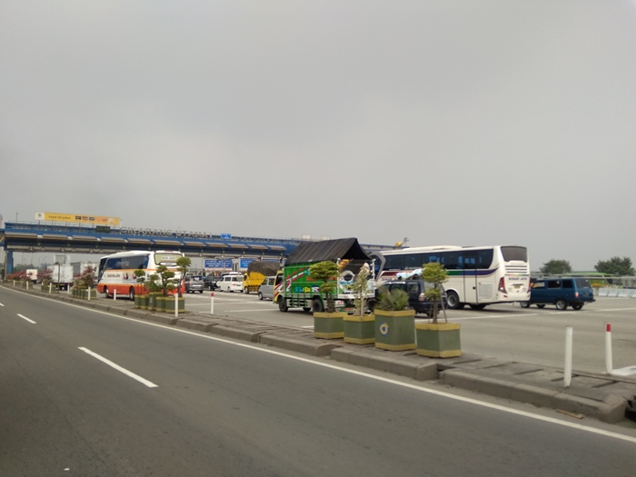 Arus Kendaraan di Tol Cikampek Naik