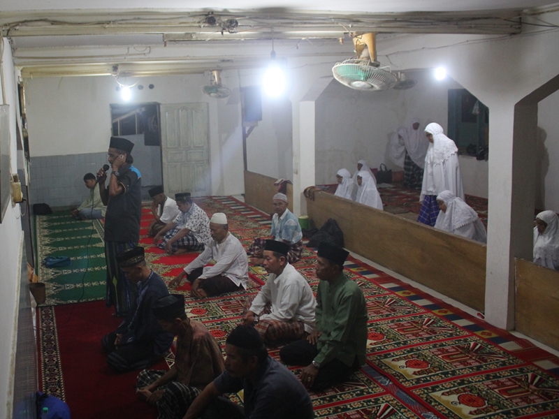 Puluhan Jemaah Naqsabandiyah Sumatera Barat menggelar hari raya Idul Fitri dua hari lebih cepat dari ketetapan pemerintah. Medcom.id/Alex Rajes