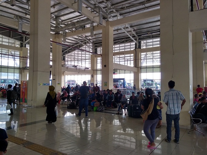 Terminal Pulo Gebang Masih Disesaki Penumpang